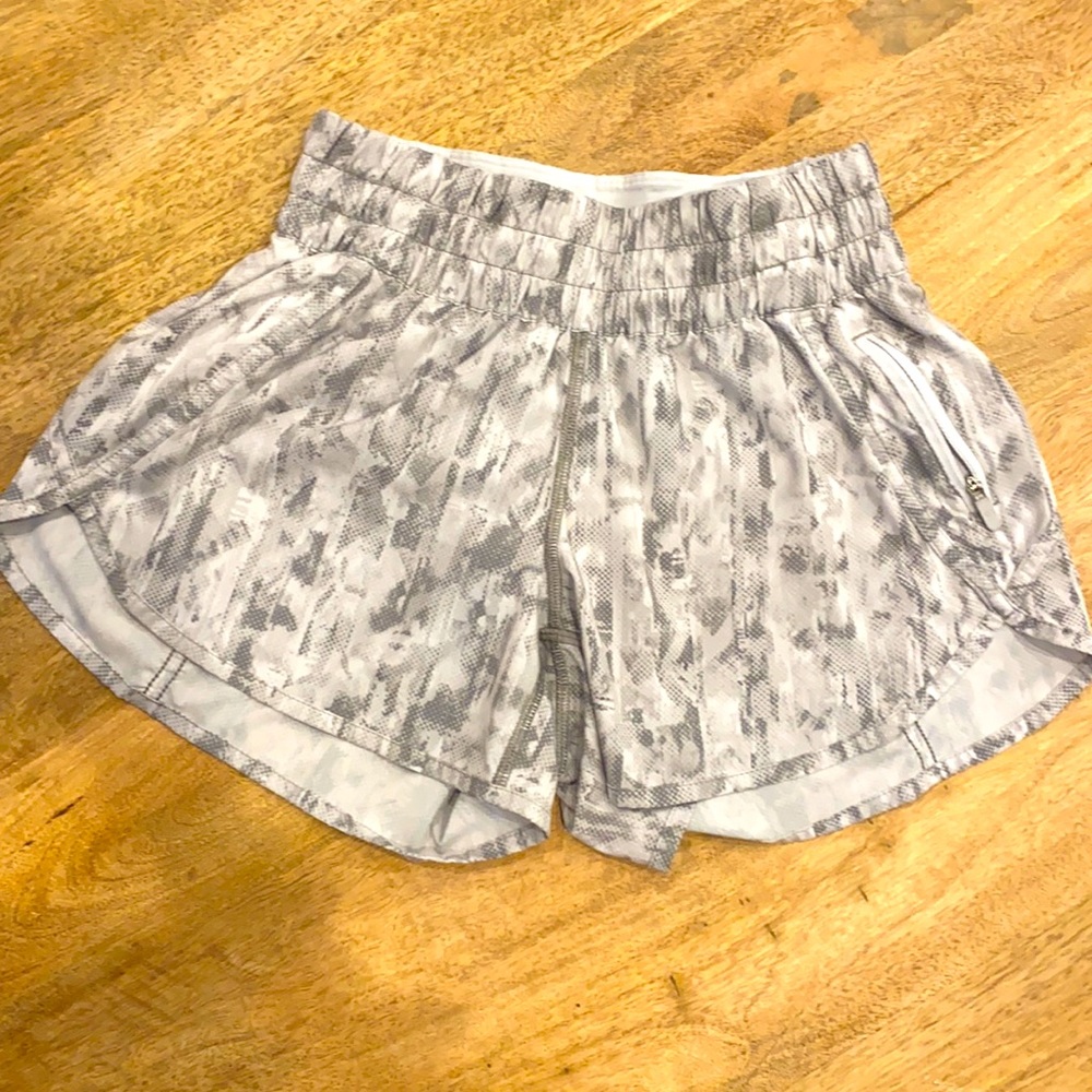 LULU LEMON Tracker 4” Shorts in Gray and White